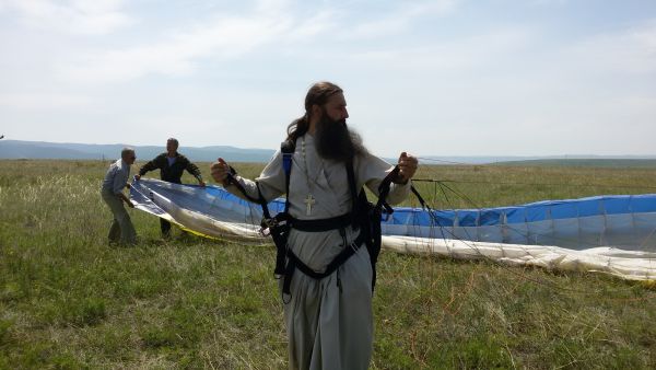 Прихожане Петропавловского храма прошли курс обучения полётам на параплане